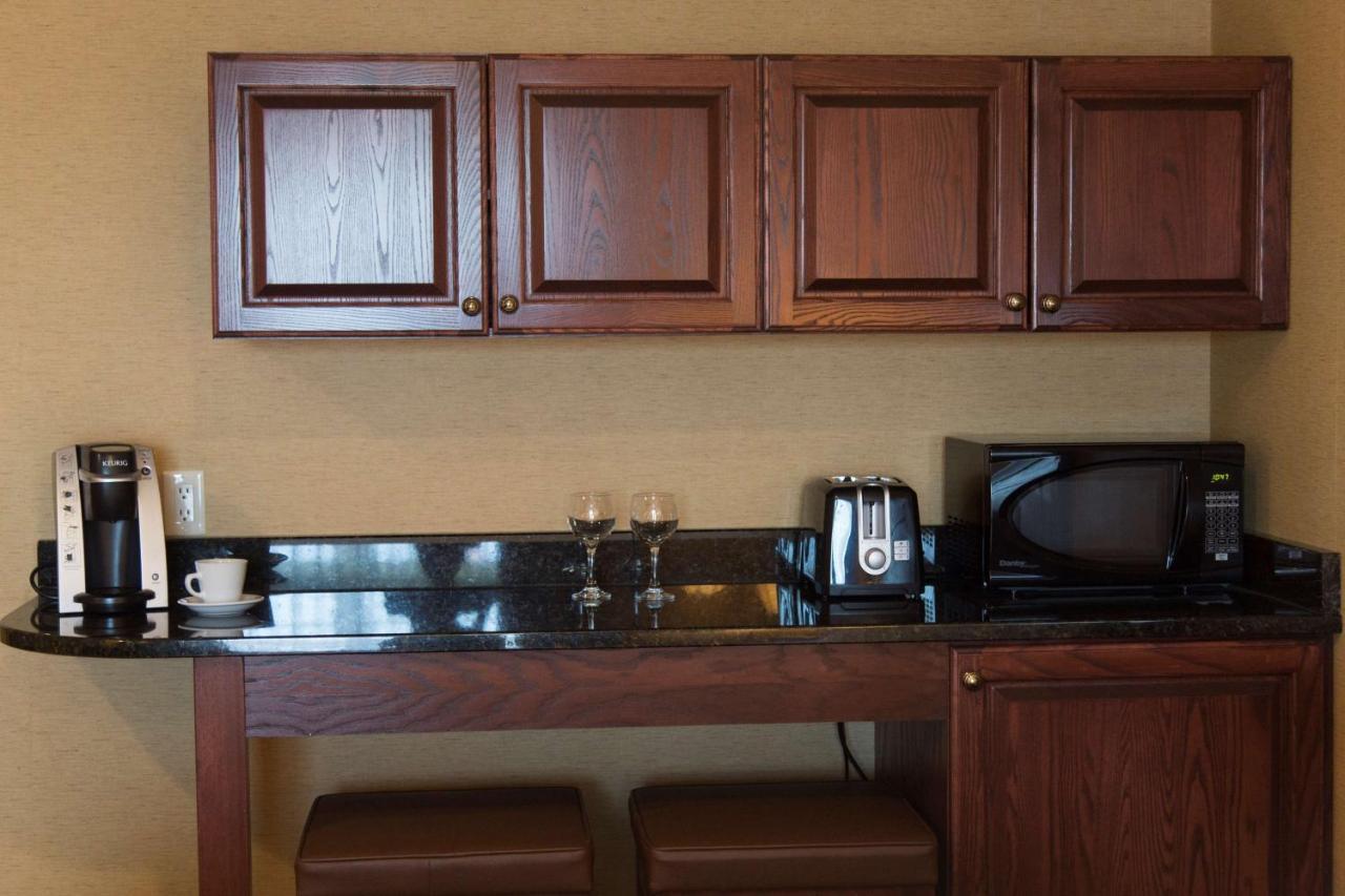 Best Western Plus Fredericton Hotel & Suites Exterior photo