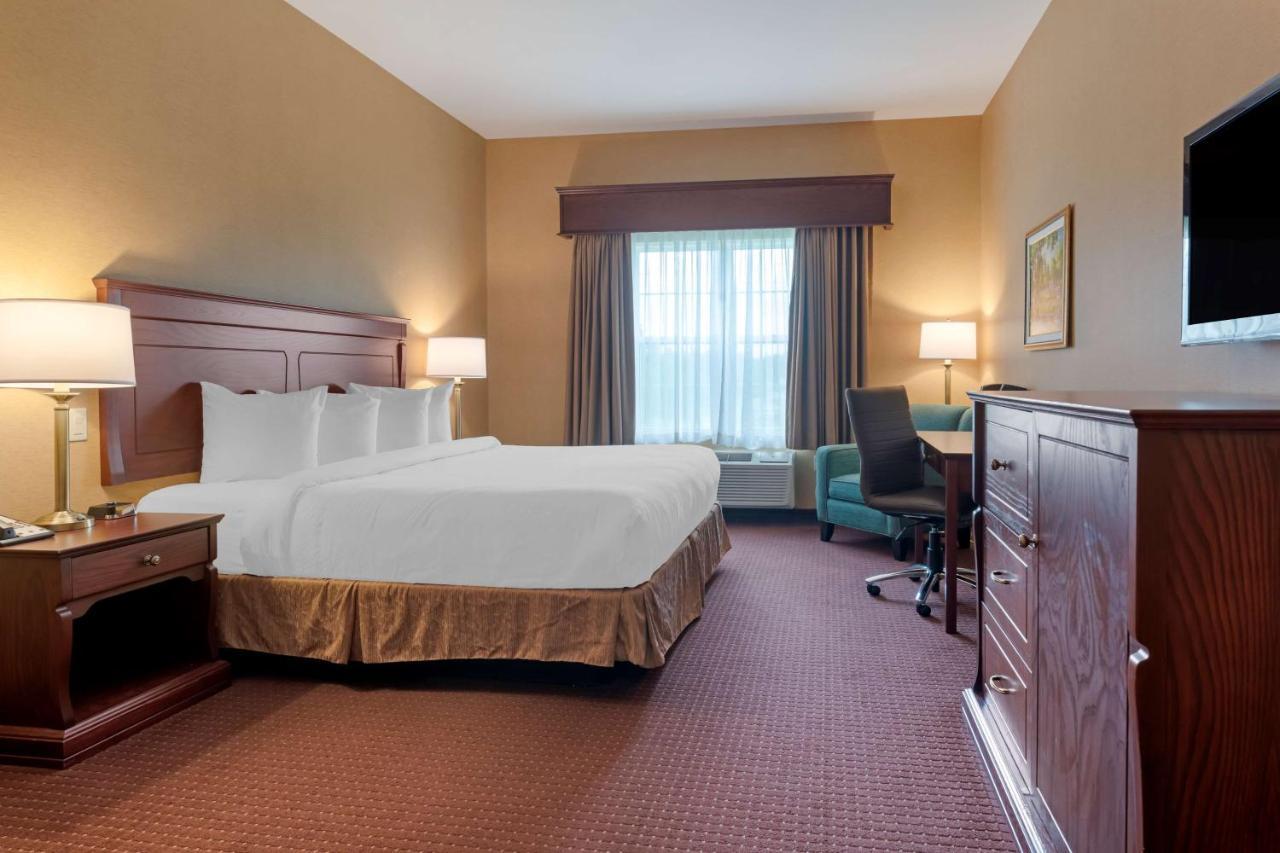 Best Western Plus Fredericton Hotel & Suites Exterior photo