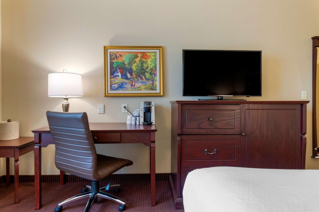 Best Western Plus Fredericton Hotel & Suites Exterior photo