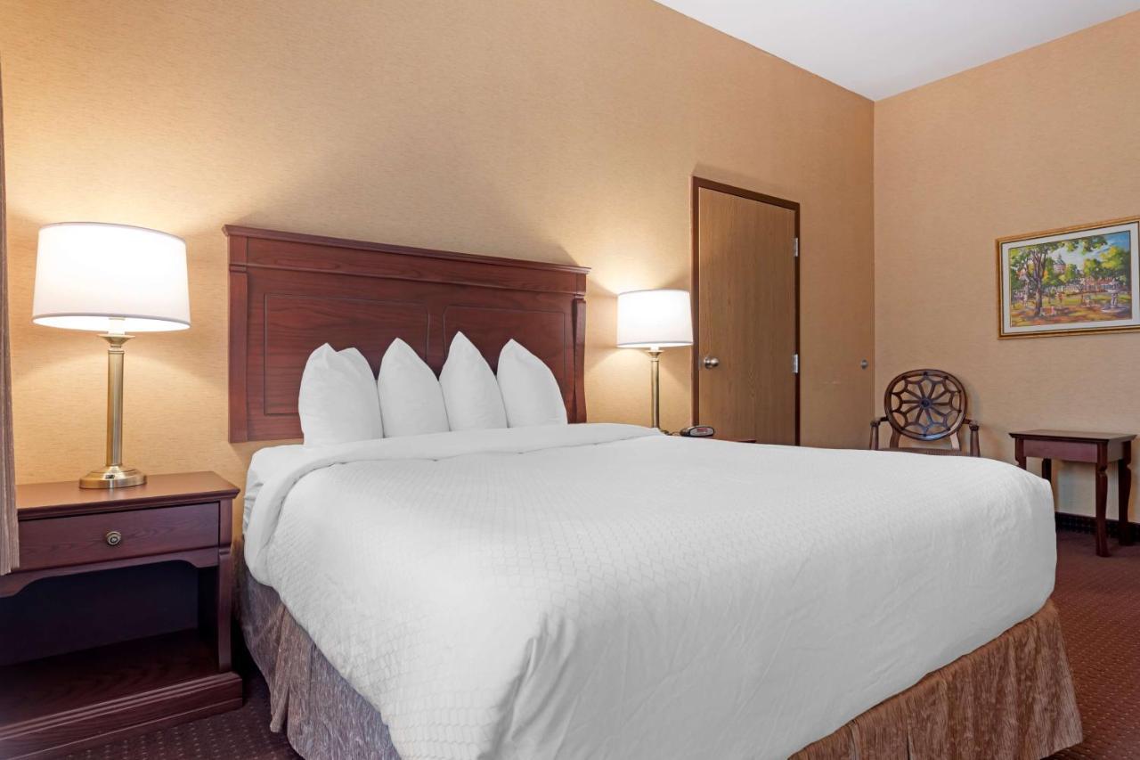 Best Western Plus Fredericton Hotel & Suites Exterior photo