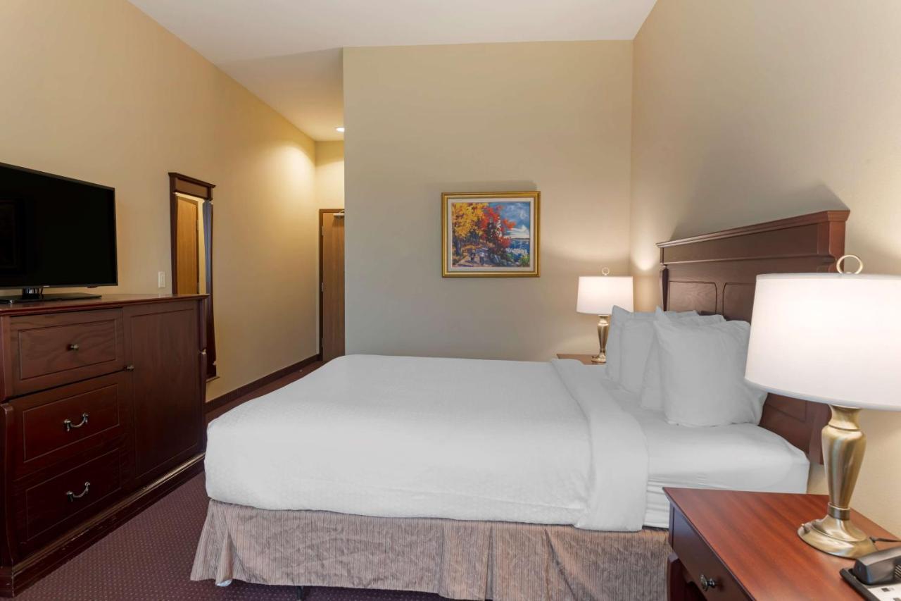 Best Western Plus Fredericton Hotel & Suites Exterior photo