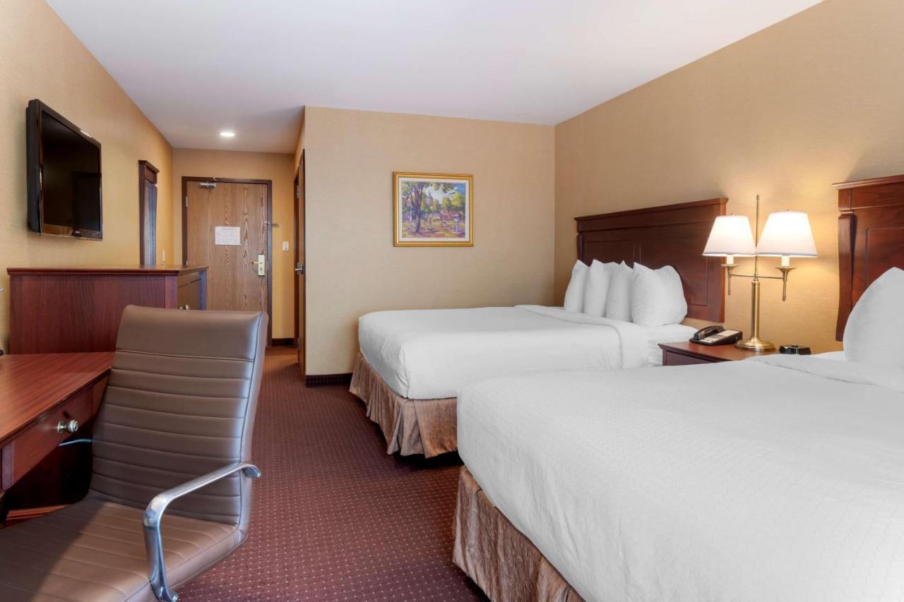 Best Western Plus Fredericton Hotel & Suites Exterior photo