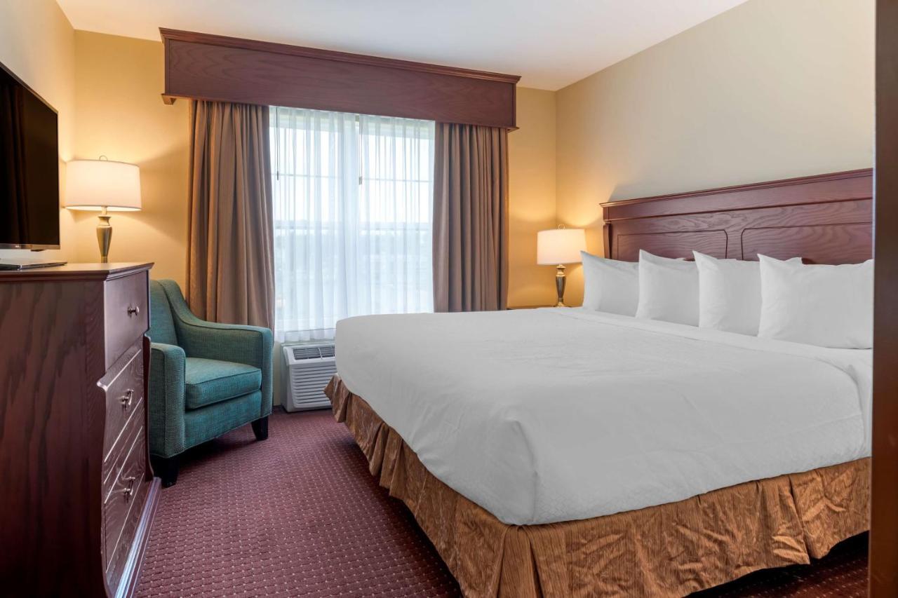 Best Western Plus Fredericton Hotel & Suites Exterior photo
