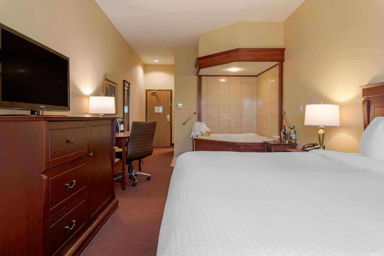 Best Western Plus Fredericton Hotel & Suites Exterior photo