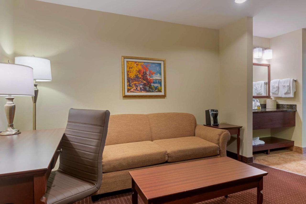 Best Western Plus Fredericton Hotel & Suites Exterior photo