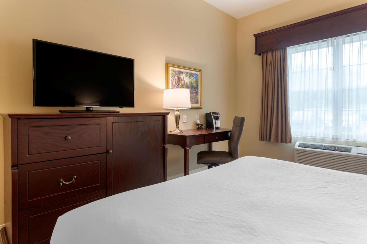 Best Western Plus Fredericton Hotel & Suites Exterior photo