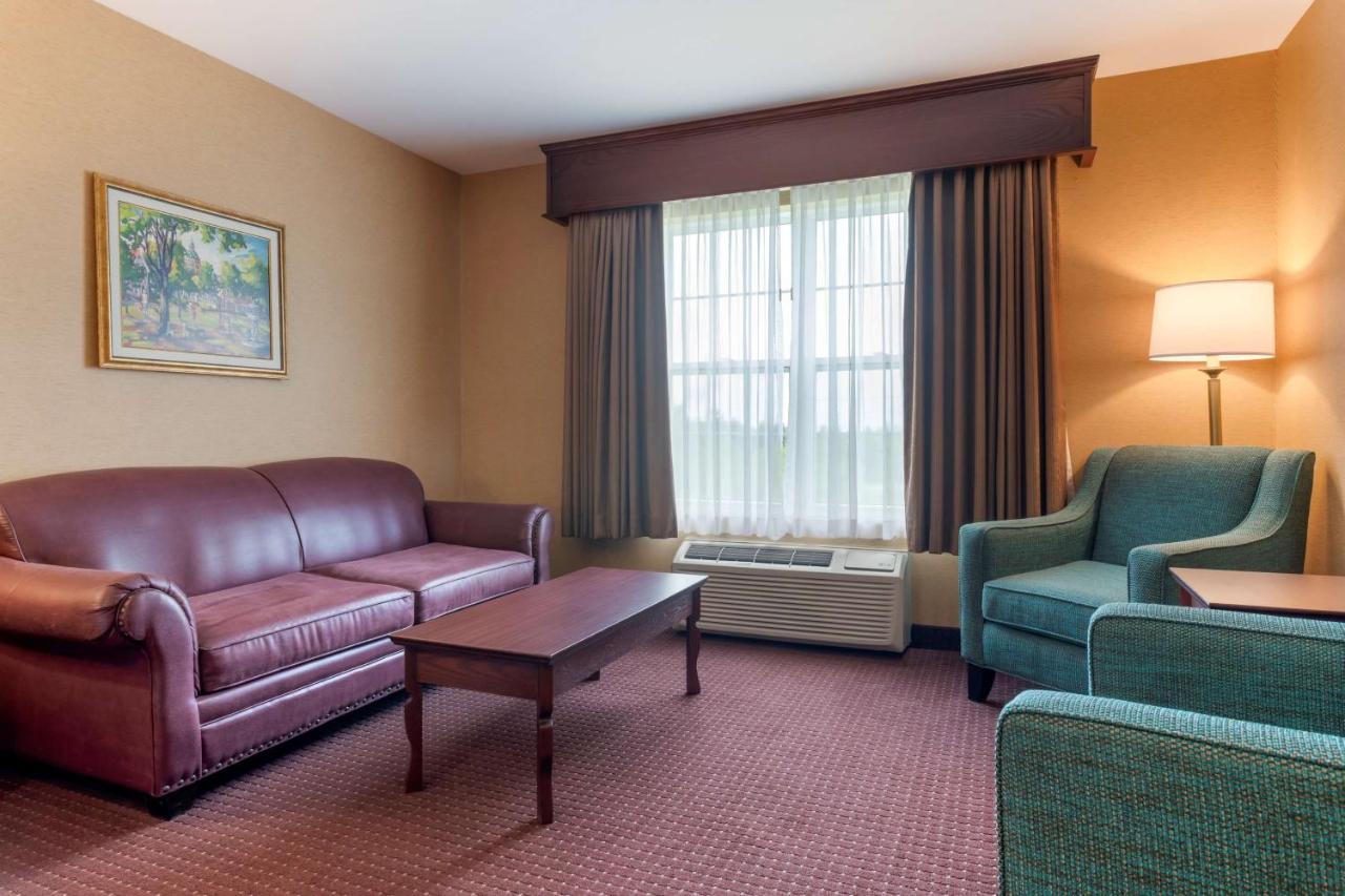 Best Western Plus Fredericton Hotel & Suites Exterior photo