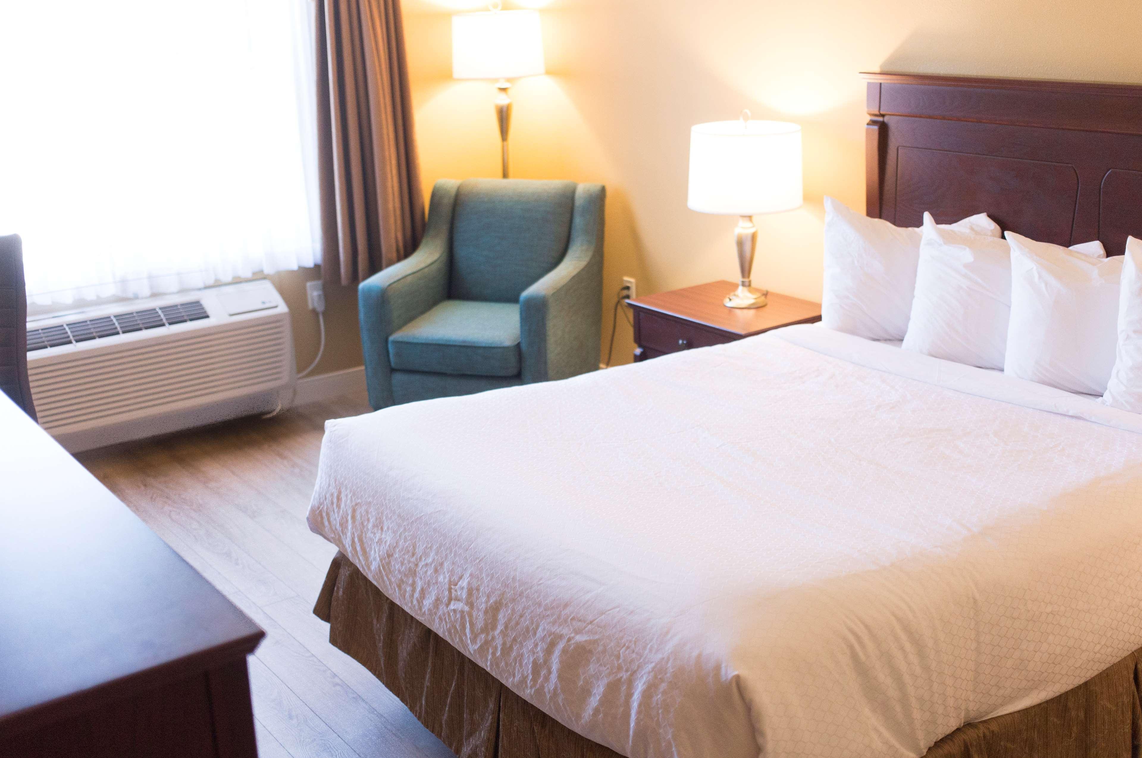 Best Western Plus Fredericton Hotel & Suites Exterior photo