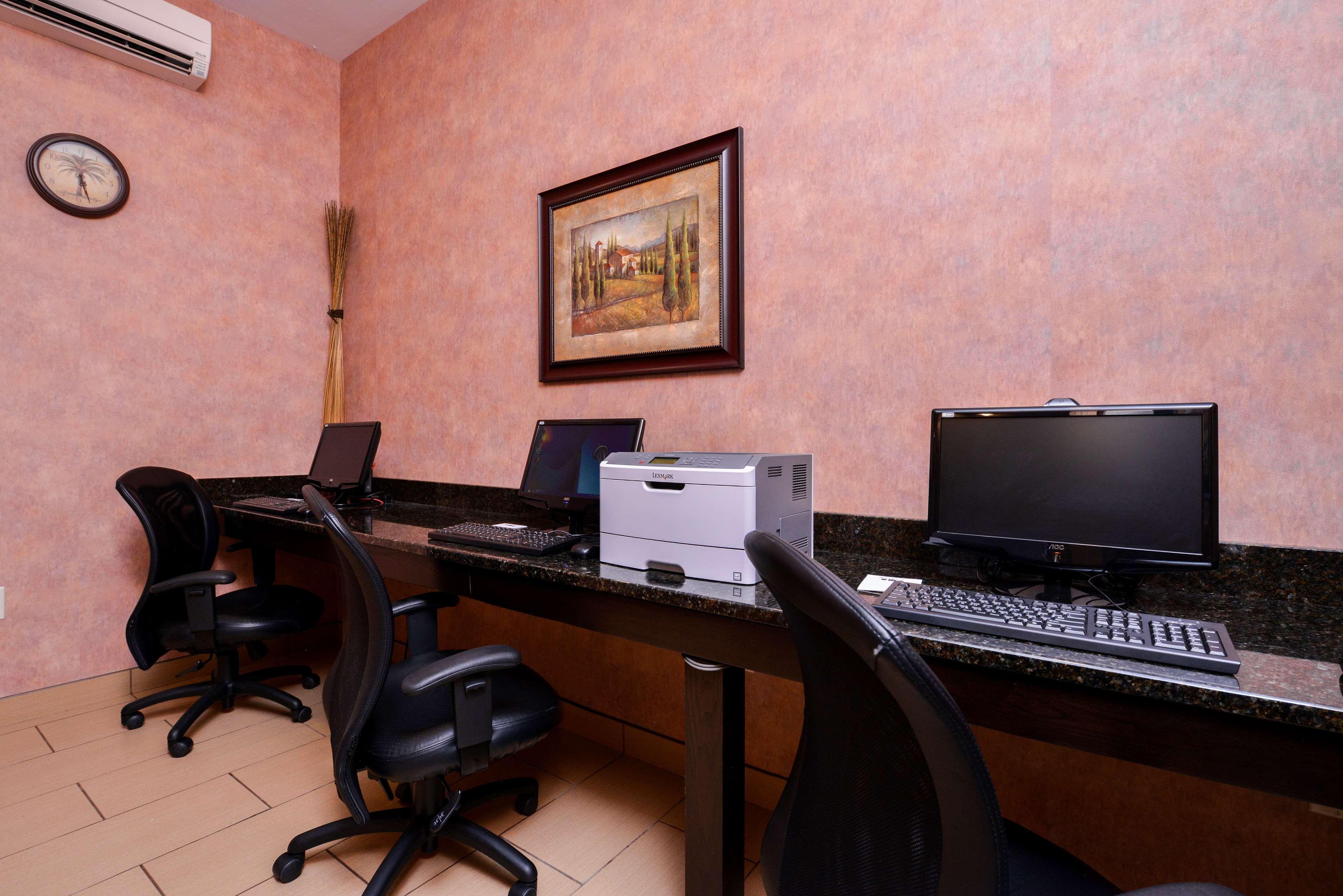 Best Western Plus Fredericton Hotel & Suites Exterior photo