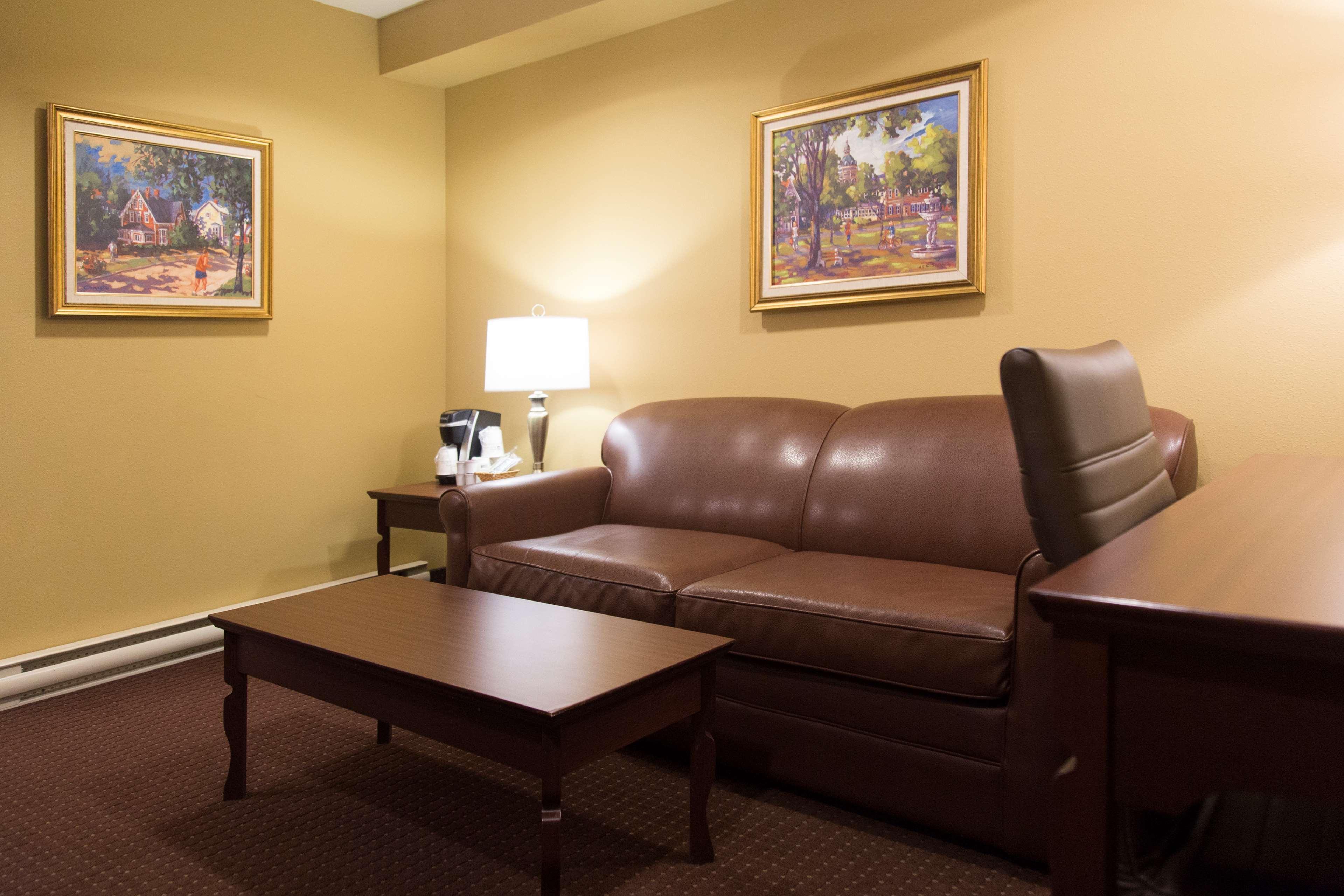 Best Western Plus Fredericton Hotel & Suites Exterior photo